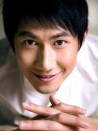 周康安（何明翰飾演）