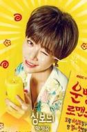 沈?qū)毮? /><p>沈?qū)毮?演員:黃正音</p>26歲,屬羊,程序員兼企劃兼營(yíng)銷(xiāo)兼其他雜務(wù)。長(zhǎng)相干凈而端莊,有人情味又溫柔。認(rèn)為自己總是攜帶厄運(yùn),卻依舊積極生活的超樂(lè)觀主義女子。工作能力非常強(qiáng),計(jì)算機(jī)系四年一等獎(jiǎng)學(xué)金獲得者,ZEZE公司第一期公開(kāi)招聘時(shí)唯一破解了bug的人。后來(lái)卻入職了“鴻運(yùn)軟件”。什么都不缺的她唯獨(dú)有一點(diǎn)不足,那就是——迷信。</li><li><img src=