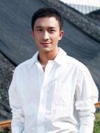 關四斤（張鐸飾演）