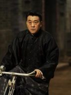 嚴振生（何冰飾演）