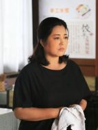 何青青（王茜華飾演）