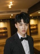 （鄭偉飾演）