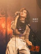 崔小紅（張歆藝飾演）