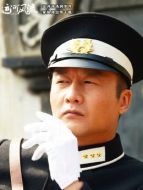 侯立人（岳旸飾演）