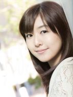 （茅野愛(ài)衣飾演）