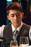 陳龍?zhí)? /><p>陳龍?zhí)?演員：孫浩俊</p>J國際代表。原名叫鄭仁秀，前職是個狡猾的騙子，沒有良心沒有罪惡感不知廉恥的人。有人利用這樣的他讓他從法律上“死亡”，改頭換面被吩咐做各種違法的事業(yè)。為了私利和自保，隨時可以改變立場的墻頭草。</li><li><img src=